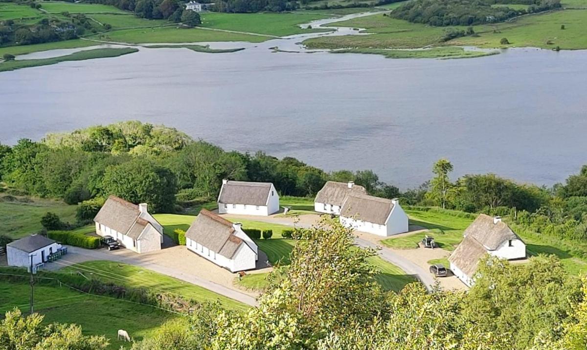 Corofin Lake Cottages Exteriör bild